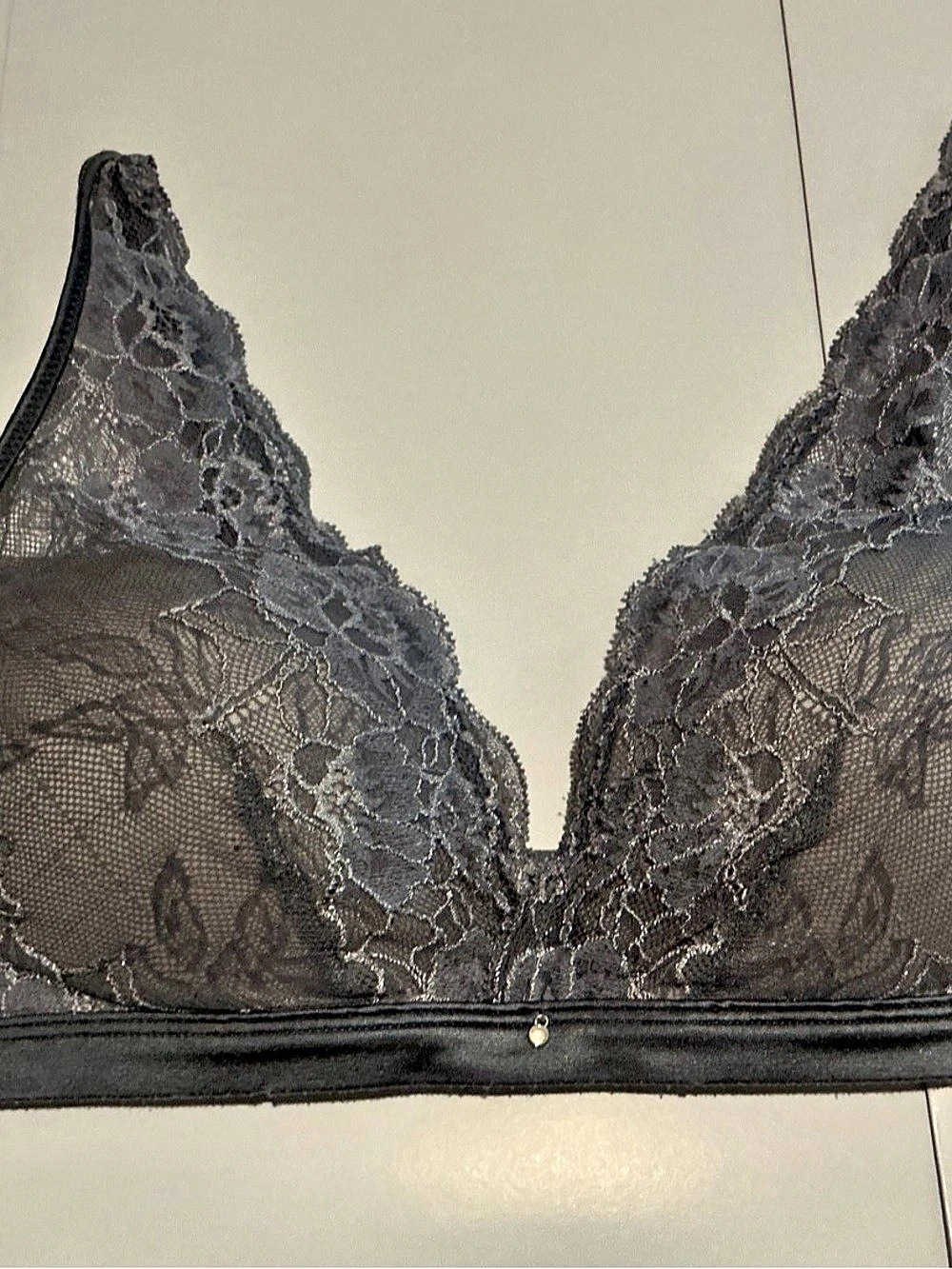 Maidenform Fit to Flirt Wirefree Plunge Allover Lace Bra Grey, M